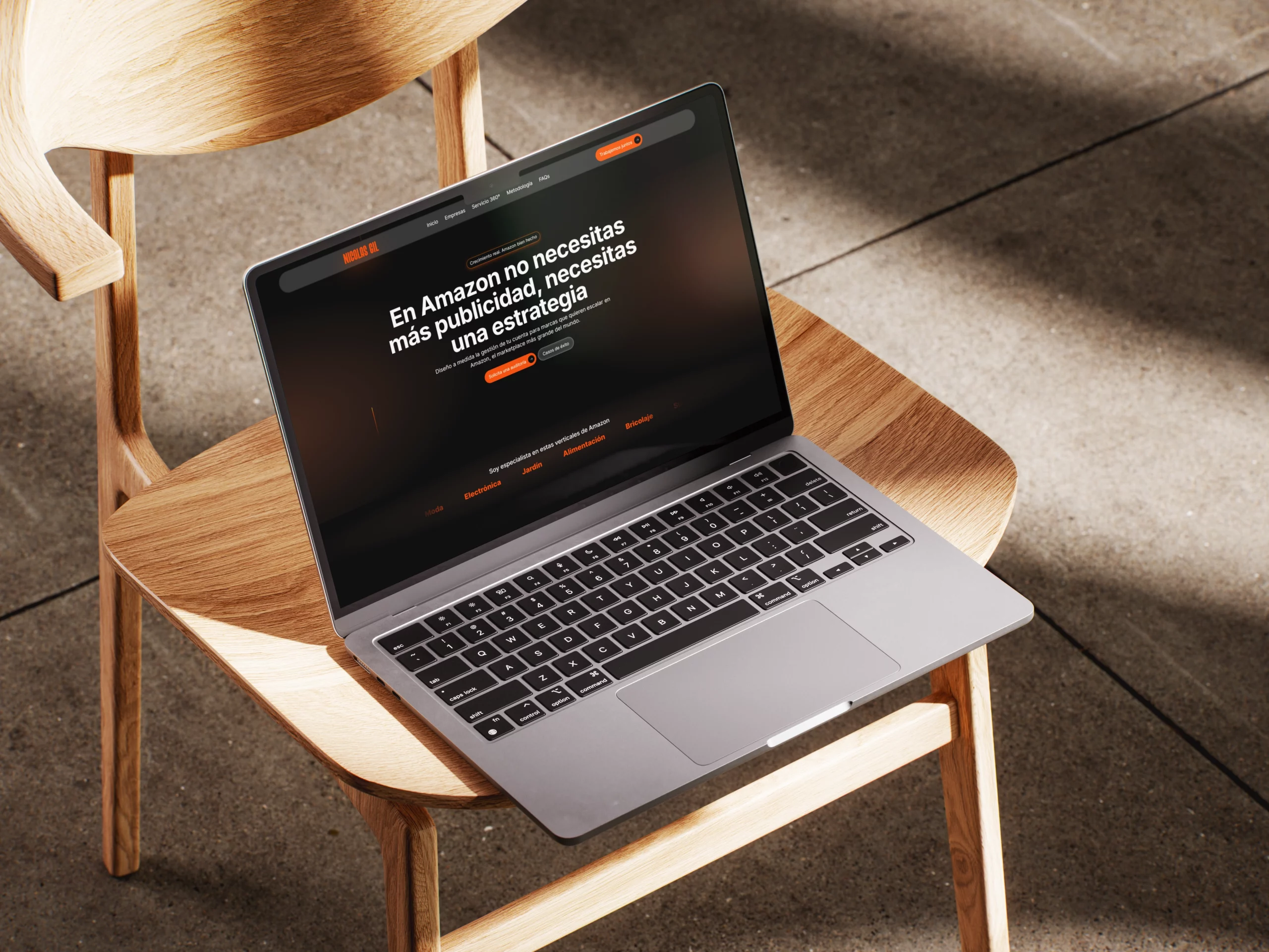 Diseño web corporativo para Nicolás Gil en MacBook Pro