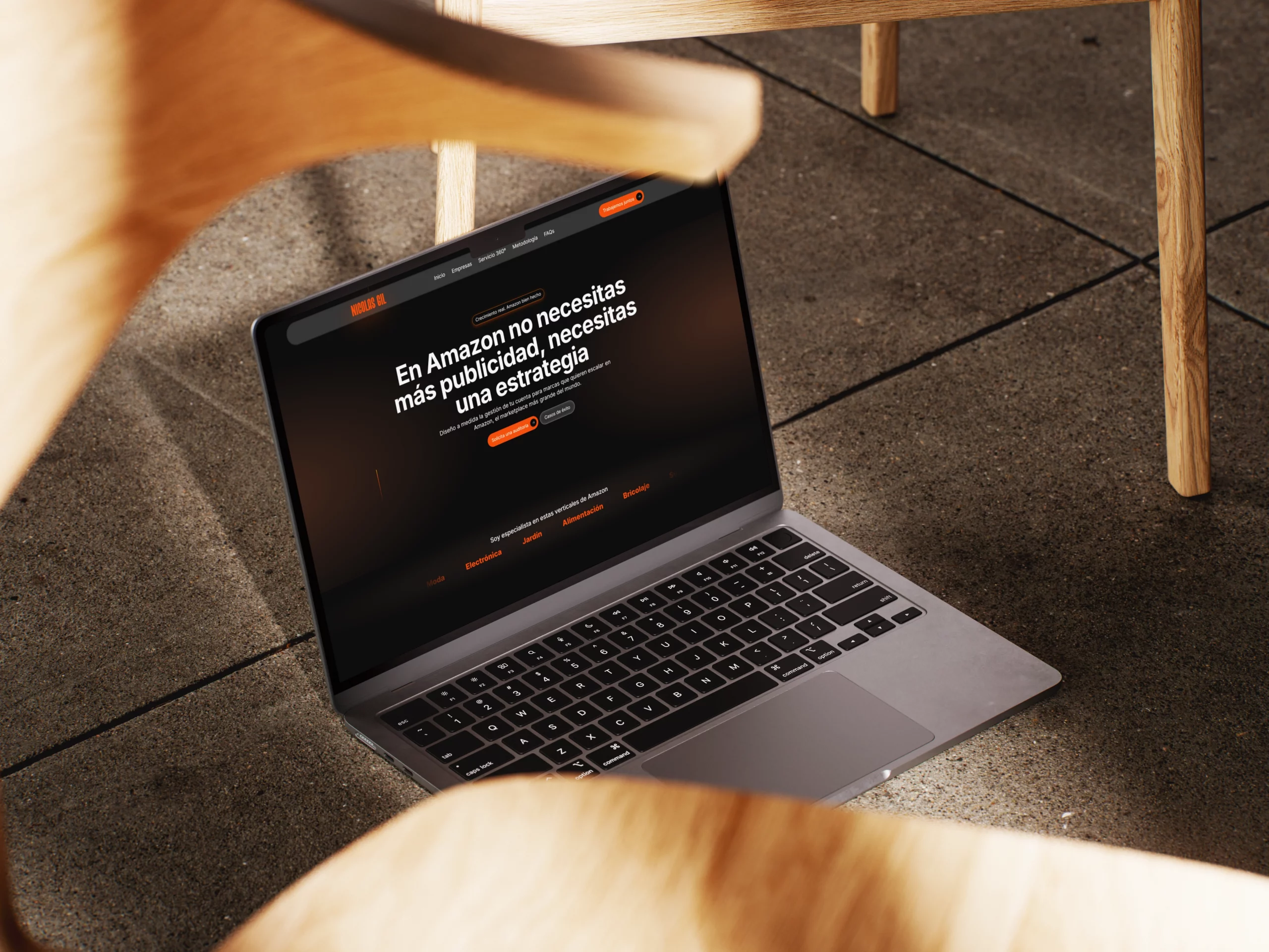 Diseño web corporativo para Nicolás Gil en MacBook Pro