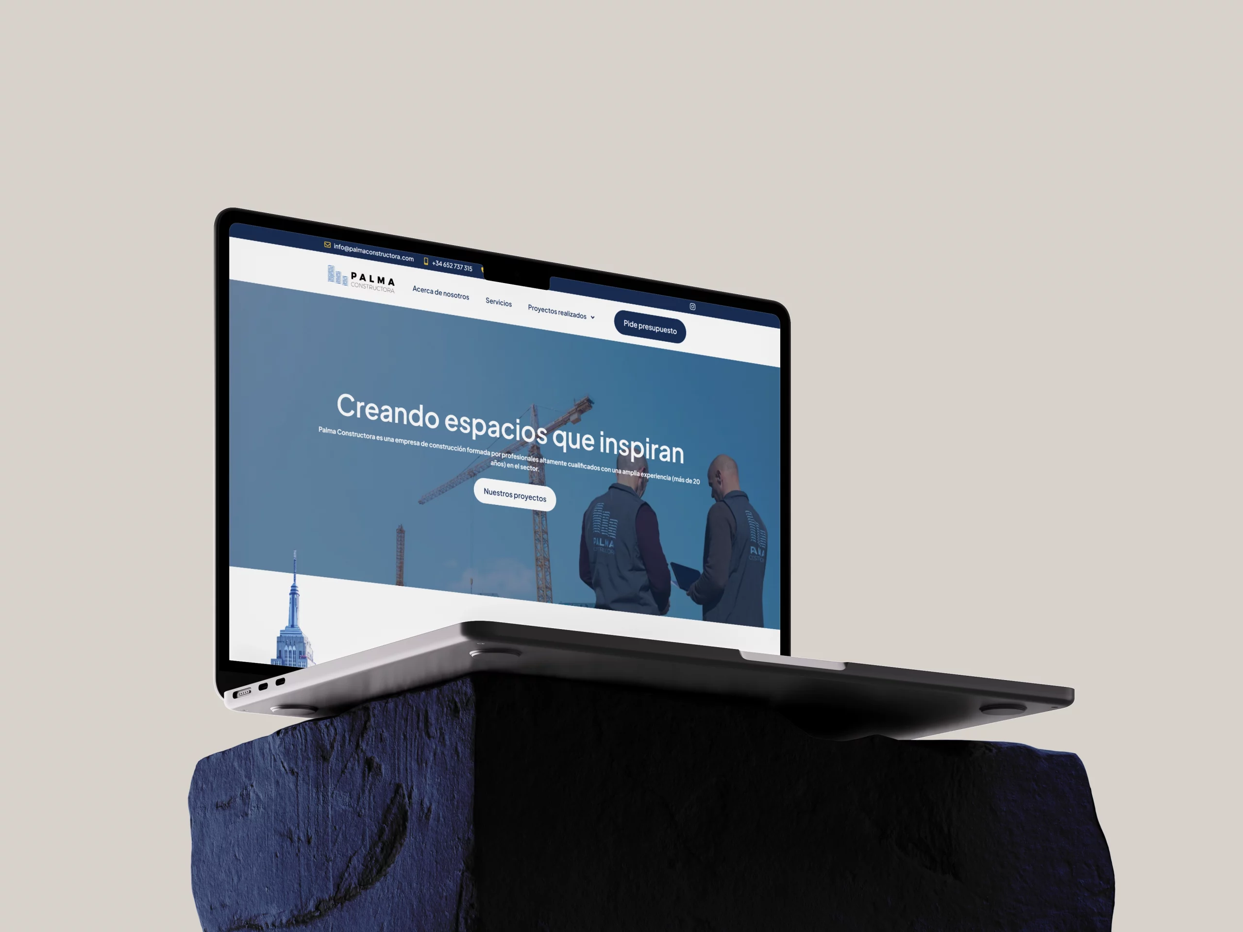 Diseño web corporativo para Palma Constructora en MacBook Pro