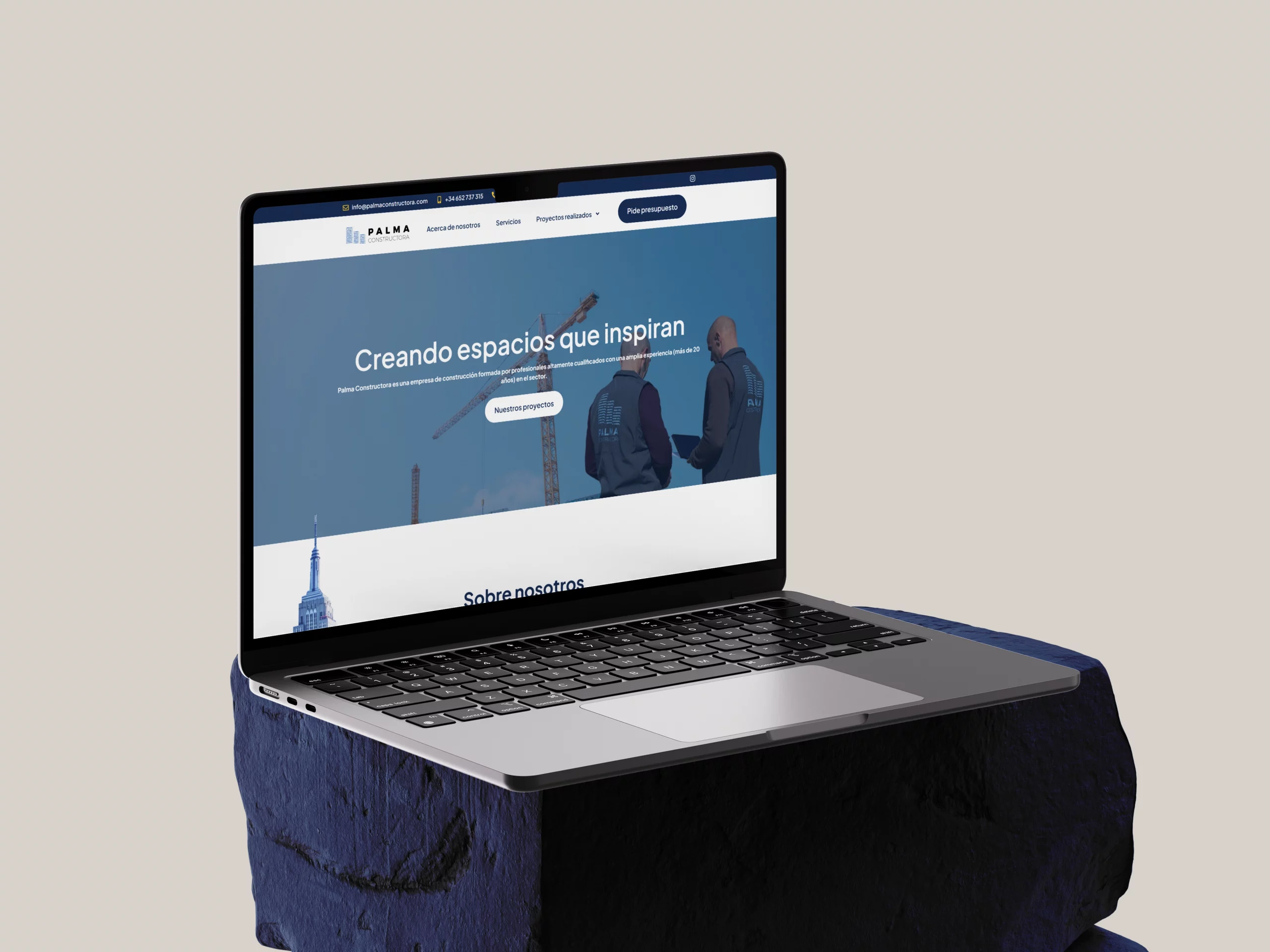 Diseño web corporativo para Palma Constructora en MacBook Pro